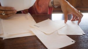 Comment traiter efficacement le courrier en milieu professionnel à Paris ?