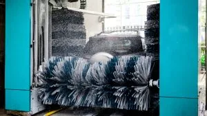 Portique de lavage ou tunnel de lavage : quelle solution pour votre station ?