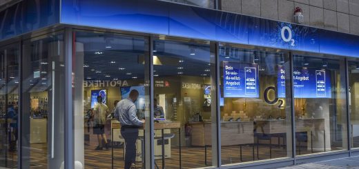 La_révolution_de_la_communication_en_vitrine_:_voir_sans_être_vu_avec_l_écran_transparent La_révolution_de_la_communication_en_vitrine_:_voir_sans_être_vu_avec_l_écran_transparent