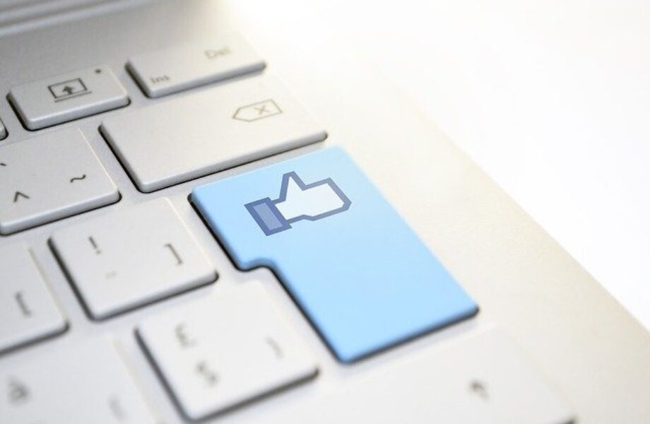 5_façons_de_traiter_avec_vos_collègues_de_travail_sur_Facebook