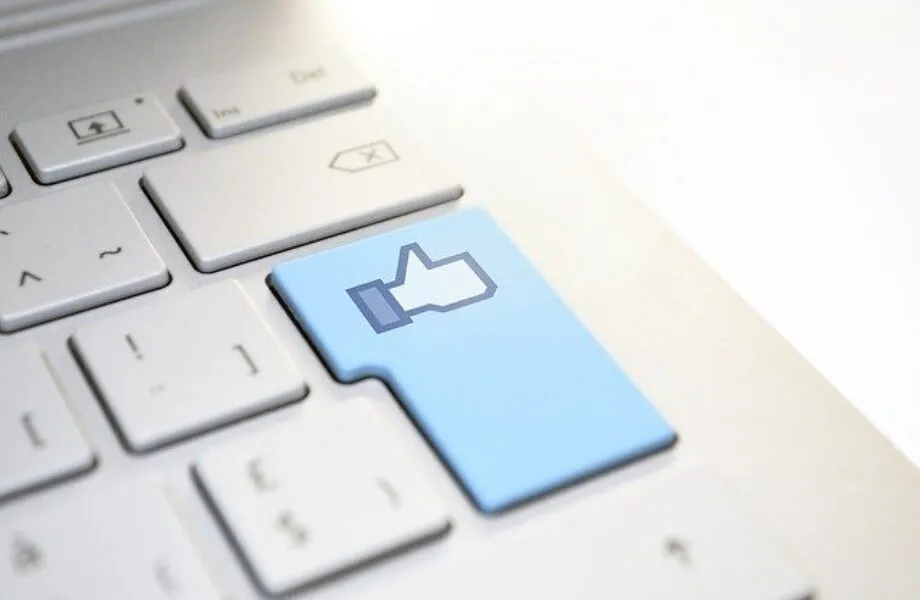 5_façons_de_traiter_avec_vos_collègues_de_travail_sur_Facebook