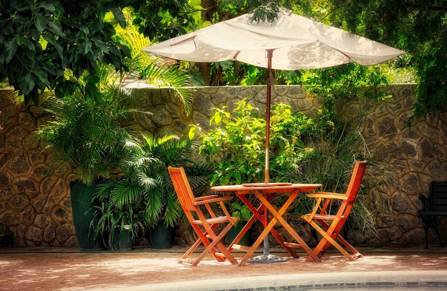 Stabilité_au_vent_:_comment_bien_fixer_votre_parasol_de_terrasse_?