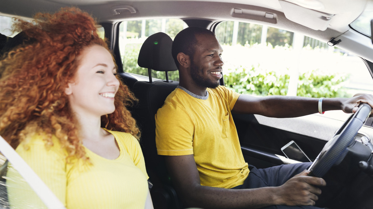 collègues de travail en voiture