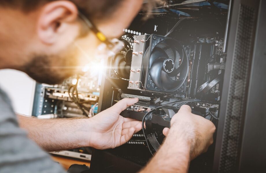 Découvrez_le_métier_de_réparateur_de_matériel_informatique_en_entreprise