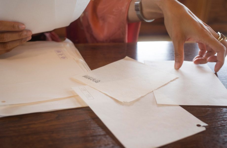 Comment traiter efficacement le courrier en milieu professionnel à Paris ?