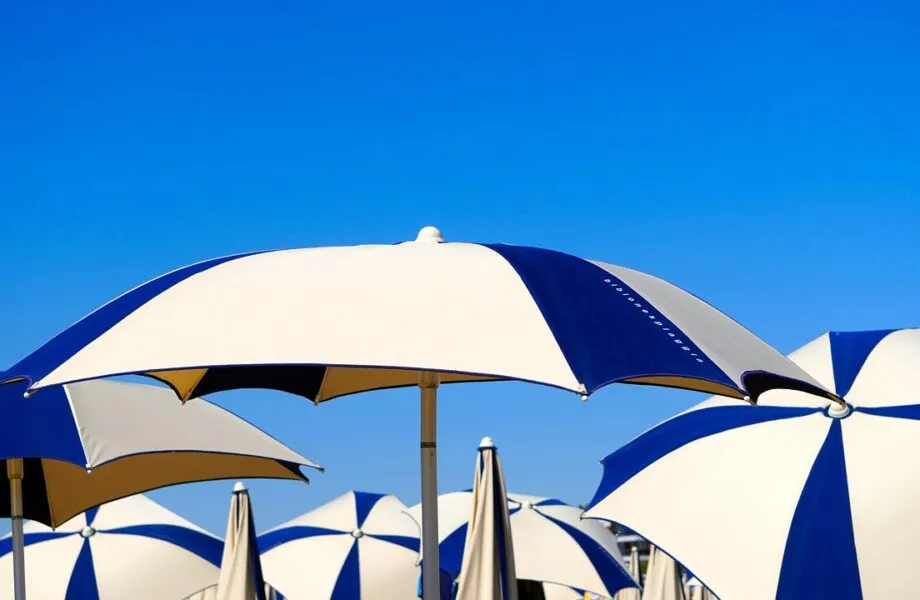 Choisir_le_bon_tissu_pour_votre_parasol_professionnel_:_protection_et_style