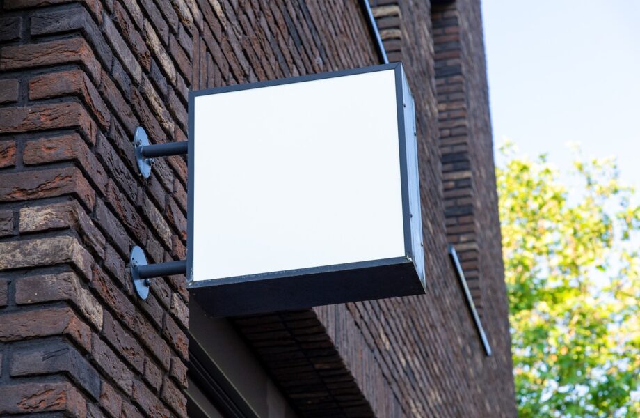 Boostez_l_image_de_votre_entreprise_avec_des_enseignes_drapeau_double_face