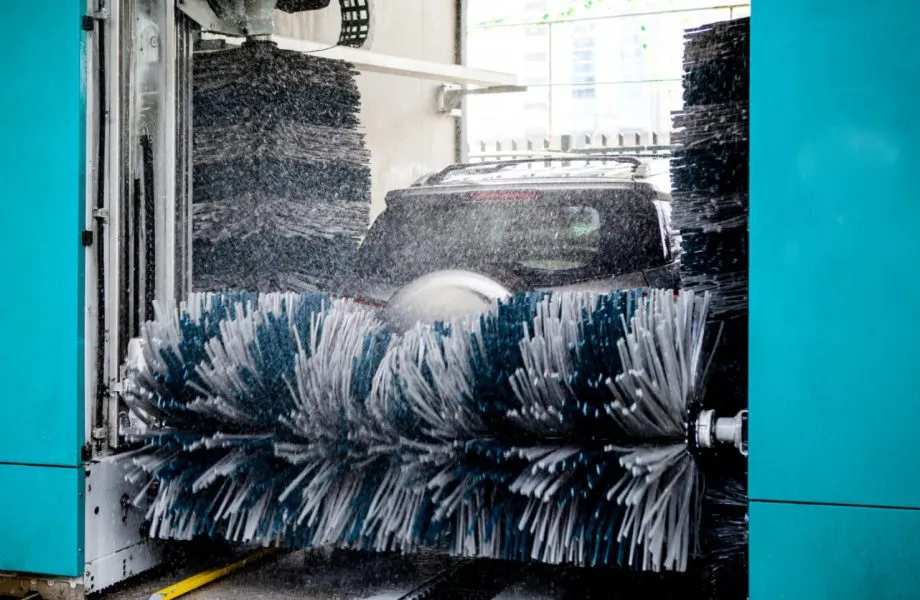 Portique de lavage ou tunnel de lavage : quelle solution pour votre station ?