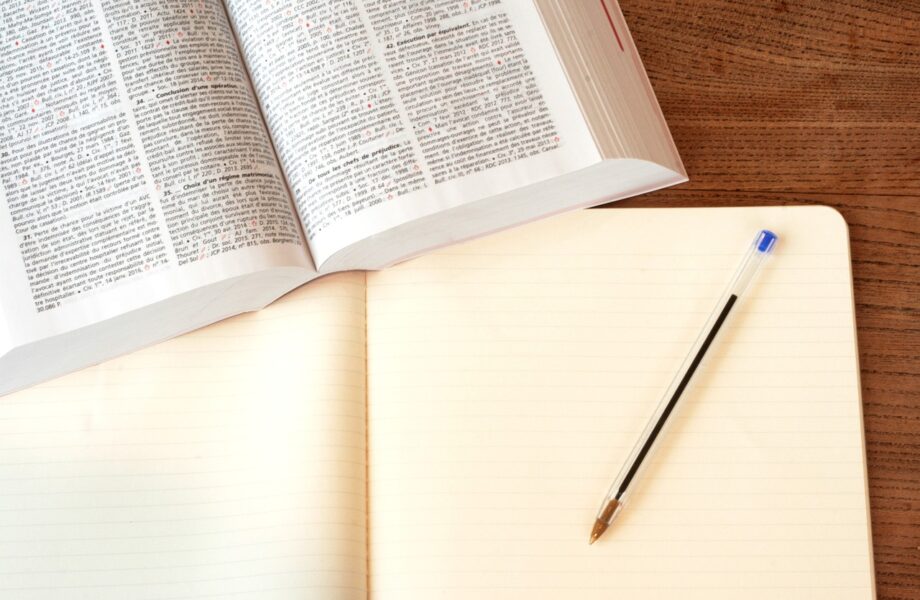 Comment_intégrer_la_théorie_juridique_et_la_pratique_dans_un_mémoire_en_droit