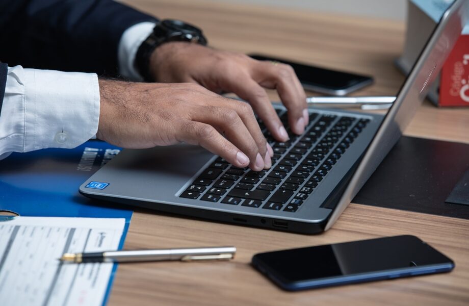 Informaticien_:_un_expert_dans_le_développement_du_système_informatique_et_électronique