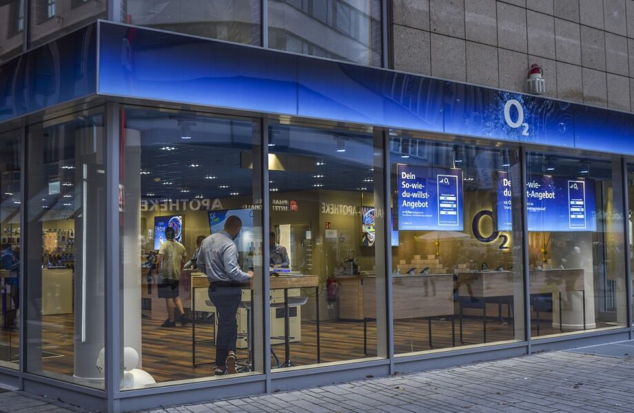 La_révolution_de_la_communication_en_vitrine_:_voir_sans_être_vu_avec_l_écran_transparent