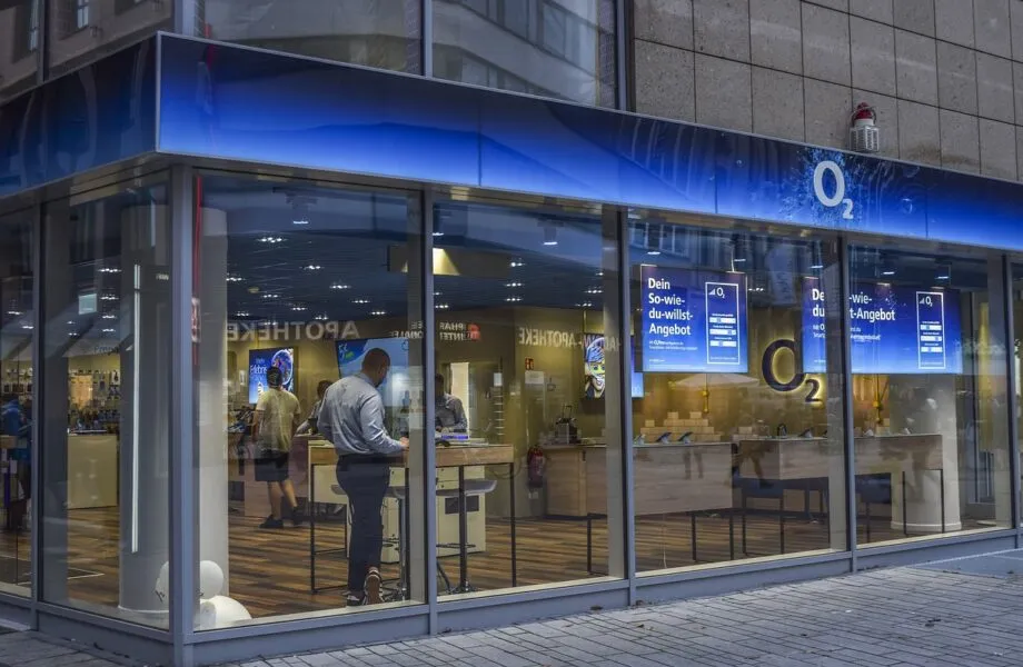 La_révolution_de_la_communication_en_vitrine_:_voir_sans_être_vu_avec_l_écran_transparent